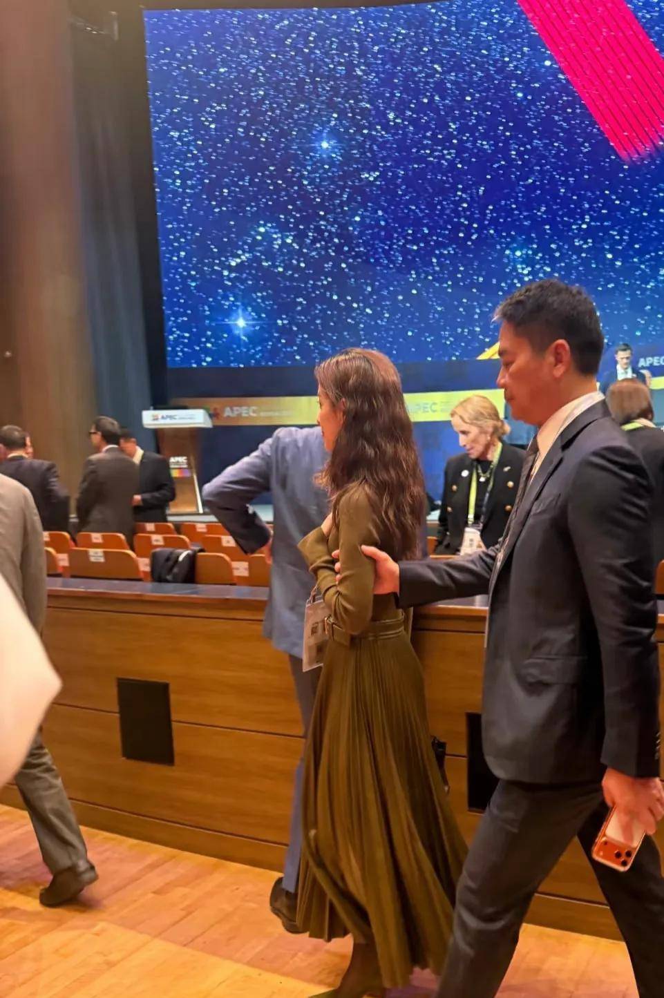 仁勋！喝啤酒吃炸鸡很尽兴最爱路边摊的财阀九游会真人游戏第一品牌三星会长李在镕请黄(图3)