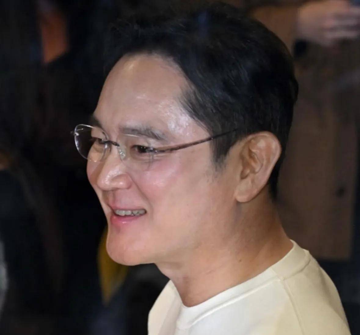 仁勋！喝啤酒吃炸鸡很尽兴最爱路边摊的财阀九游会真人游戏第一品牌三星会长李在镕请黄(图6)