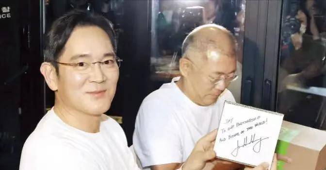 仁勋！喝啤酒吃炸鸡很尽兴最爱路边摊的财阀九游会真人游戏第一品牌三星会长李在镕请黄(图5)