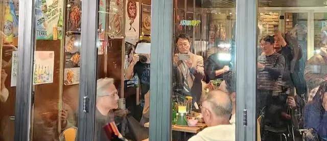 仁勋！喝啤酒吃炸鸡很尽兴最爱路边摊的财阀九游会真人游戏第一品牌三星会长李在镕请黄(图12)