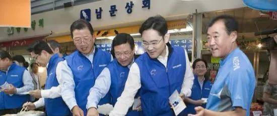 仁勋！喝啤酒吃炸鸡很尽兴最爱路边摊的财阀九游会真人游戏第一品牌三星会长李在镕请黄(图10)